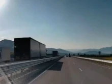 Заснеха два тира в насрещното на скоростен път 