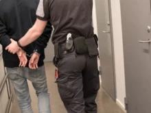 Младеж удари лошо полицай