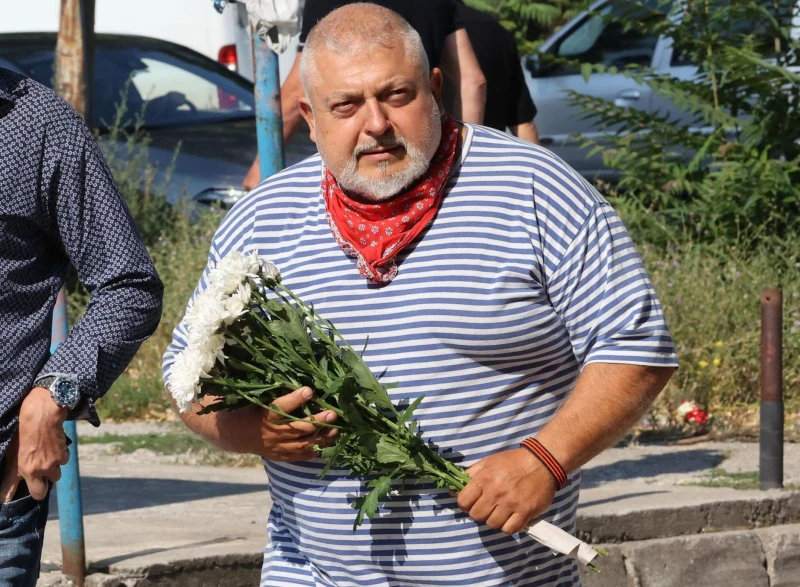 Ути Бъчваров с моряшка тениска на погребението на Тодор Славков