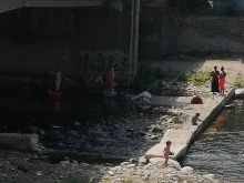 Реката в Асеновград се превърна в градска пералня