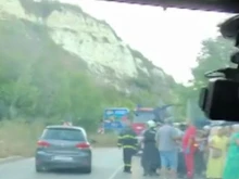 Автобус с туристи се обърна до Кранево