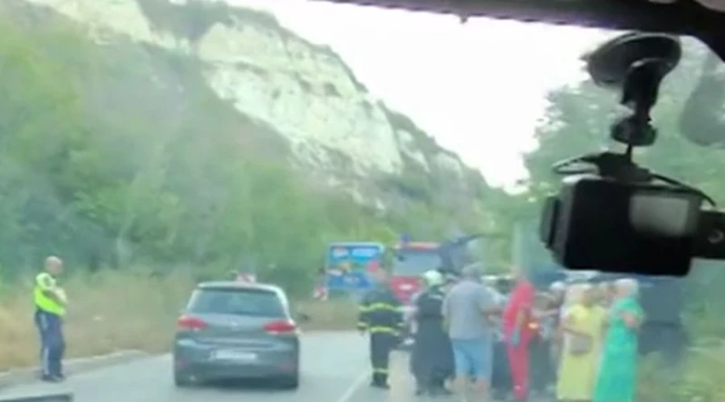 Автобус с туристи се обърна до Кранево