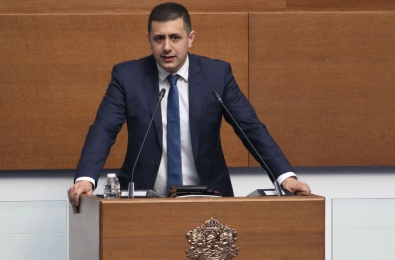 На второ четене: НС прие предложението да се увеличи броя на безплатните тегления от банкомат 