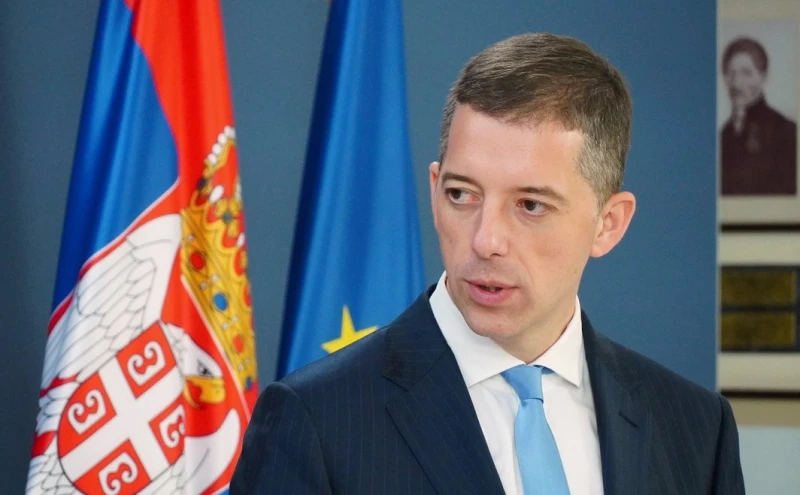Нападнаха министъра на външните работи на Сърбия, докато се разхожда с трите си дъщери