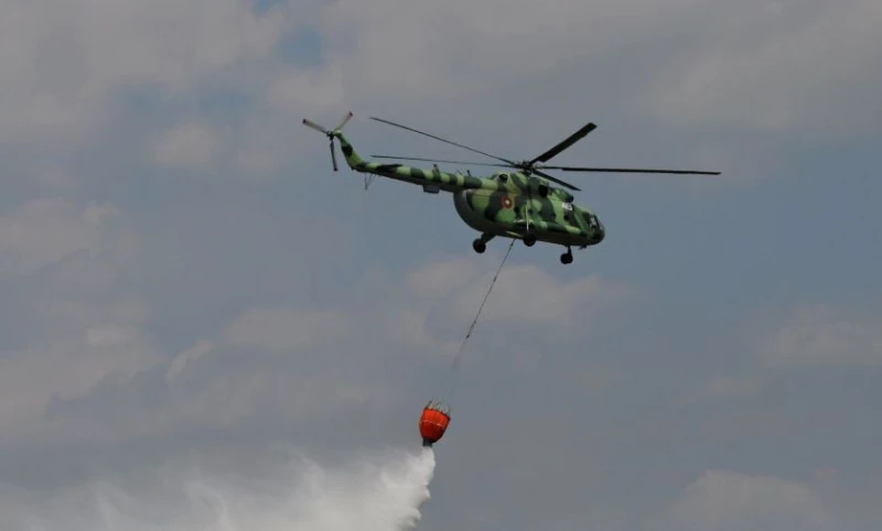 Втори военен хеликоптер се включи в гасенето на пожара край Илинденци
