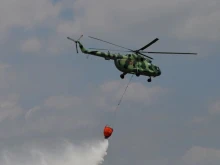 Втори военен хеликоптер се включи в гасенето на пожара край Илинденци