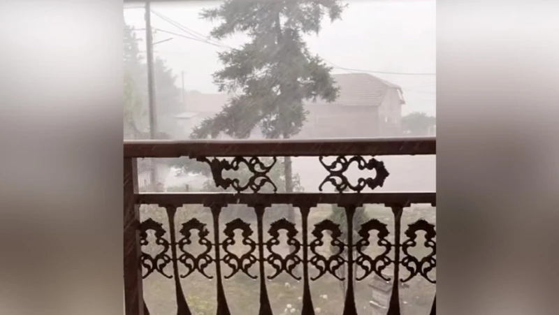 Силна буря връхлетя съседи