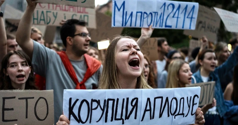 NYT: ЕС съкращава помощта за Украйна заради опасения за корупция