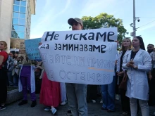 Млади лекари отново на протест пред НС