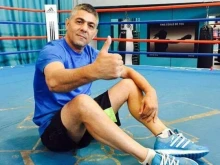 Днес става на 61, като е сред малкото в своята професия, чийто нос не е чупен
