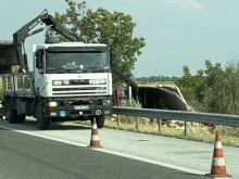 Камион буквално напусна АМ "Тракия", без да има отбивка