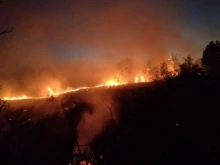 Борбата с огнената стихия в цяла България продължава