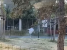 Сигнал от граждани: Деца умишлено рушат нова ограда на детска пощадка в кв. "Обеля"