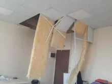 Падна таван върху главите на кметски служители в село в пловдивска област