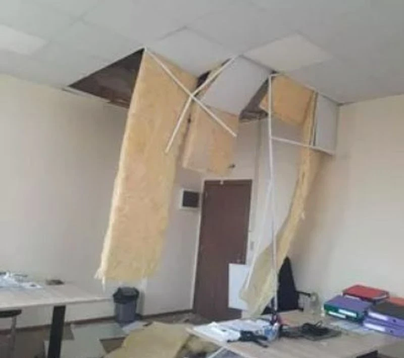Падна таван върху главите на кметски служители в село в пловдивска област