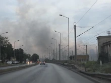 Пожар пламна във Варна, задимяването е силно