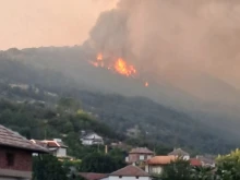 Евакуират хората в санданското село Плоски заради пожара в Пирин?