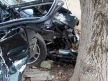Шофьор заби колата си в дърво на пътя Бургас – Варна, трима пострадаха