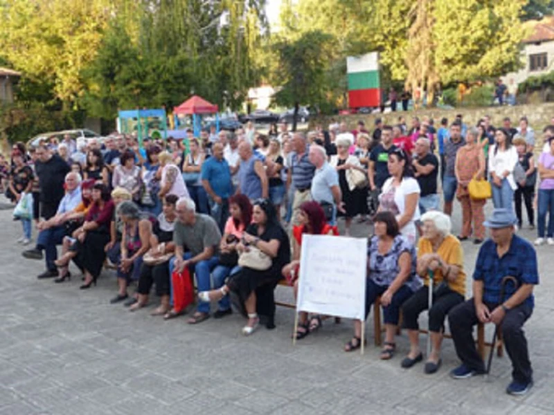 В Големо село стягат протест