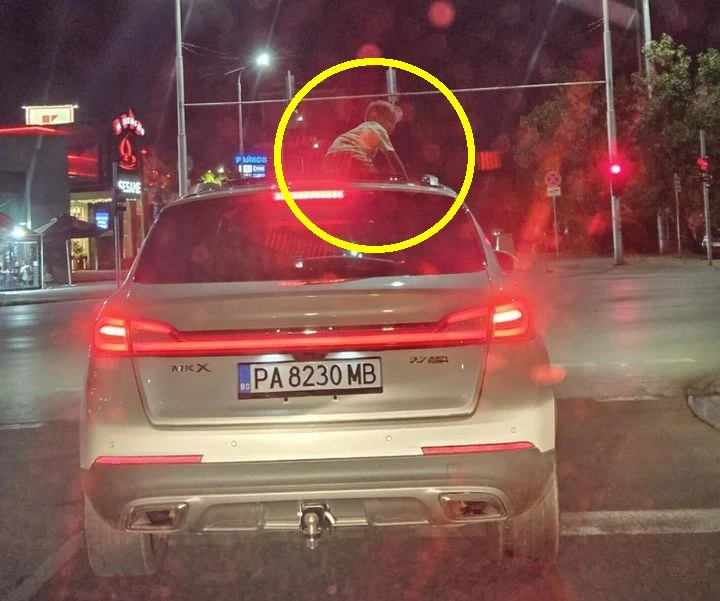 Брутално, на метри от полицията: Кола се движи с дете, показало се през люка