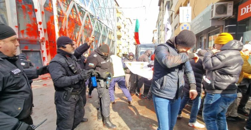 Европейската комисия: Ограничаваме достъпа до Дома на Европа в София след вандалската атака