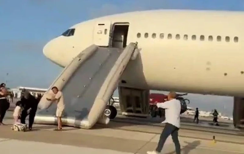 Евакуираха самолет на Turkish Airlines заради дим в колесника