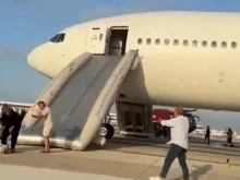 Евакуираха самолет на Turkish Airlines заради дим в колесника
