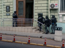Екшън в центъра на Варна! Заради учение нападнаха Областната администрация