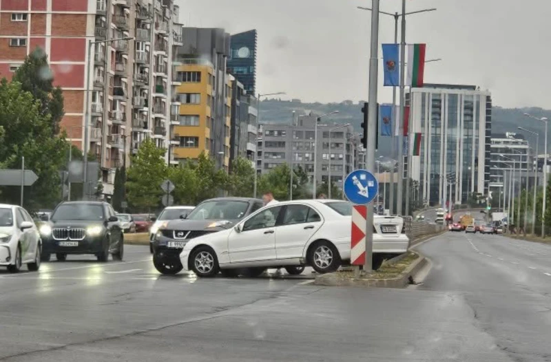 Кола в насрещното на оживен столичен булевард