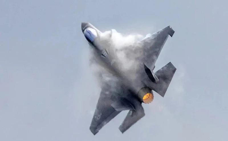 Изтребител F-35 се разби близо до авиобаза в Калифорния