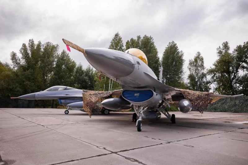BI: Украинците измислиха хитър начин да защитят своите F-16 на техните летища