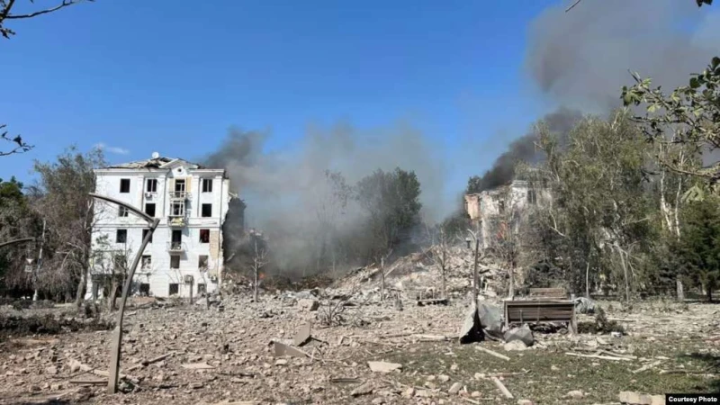 Русия удари с авиобомба жилищна сграда в Краматорск, мащабни разрушения