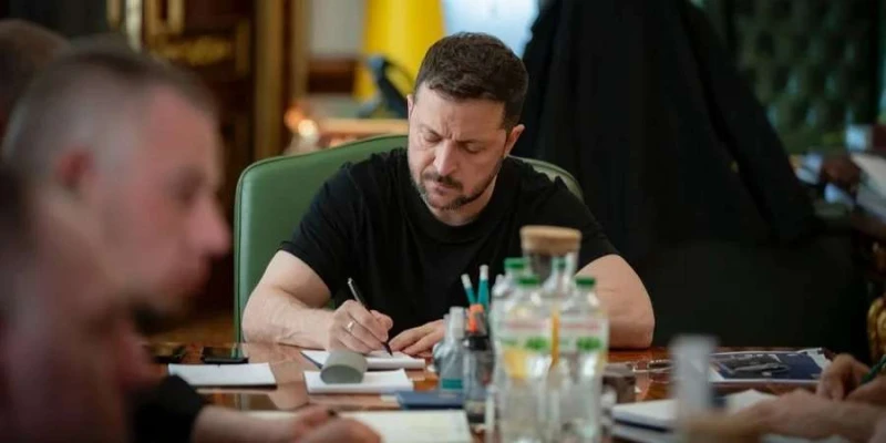 Зеленски подписа внесения от него закон за връщане на правомощията на НАБУ и САП