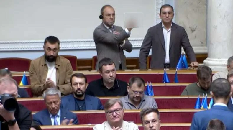 Това видео ще се превърне в меме: Украински депутат аплодира Тимошенко и едновременно с това показва среден пръст
