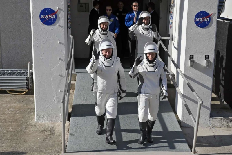 Гъсти облаци принудиха SpaceX да отмени изстрелването на четиримата астронавти до МКС