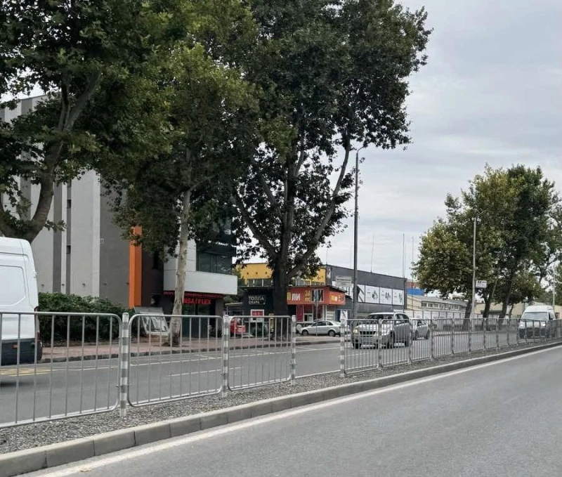 Асфалт вместо трева и рози в разделителната ивица на булевард в Пловдив