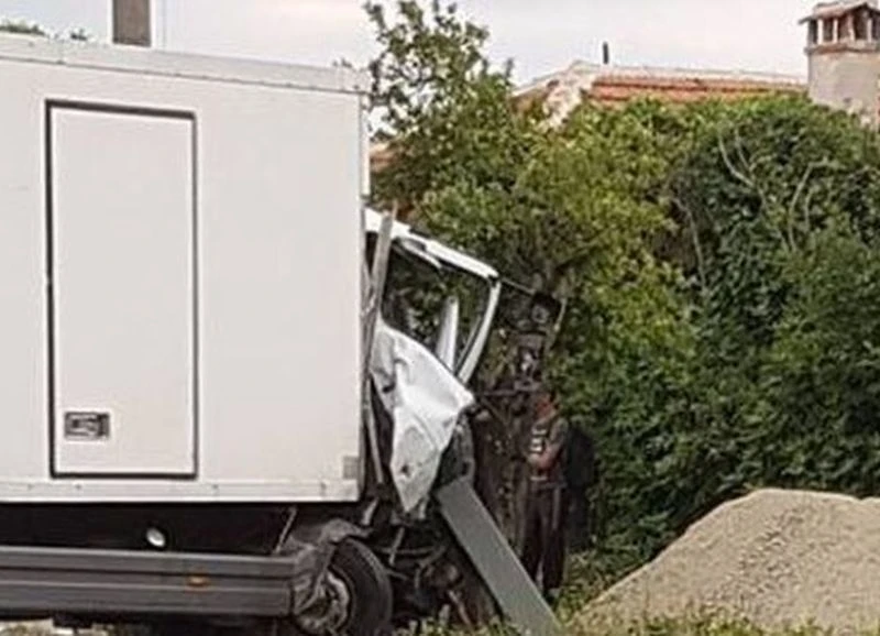 Сблъсък на два камиона в Пловдивско завърши в крайпътната нива