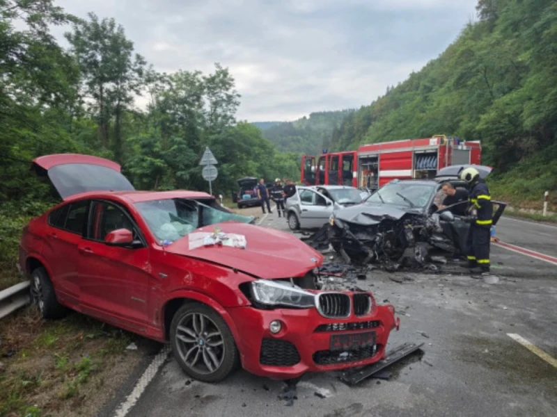 Транспортират едно от пострадалите в катастрофата румънски деца с хеликоптер, българче остава в реанимация