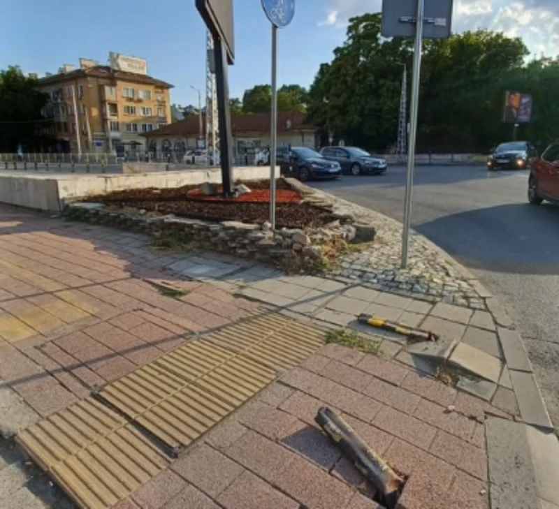 Вандализъм или некадърност край Водната палата в Пловдив?