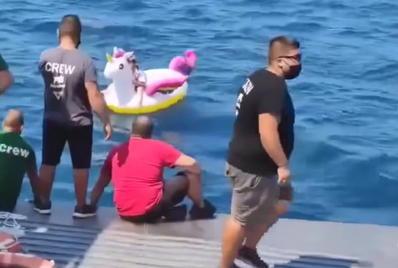 Течение отнесе дете в морето край Гърция! Спасиха го по чудо