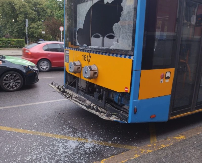 В София: Счупиха стъкло на автобус от градския транспорт