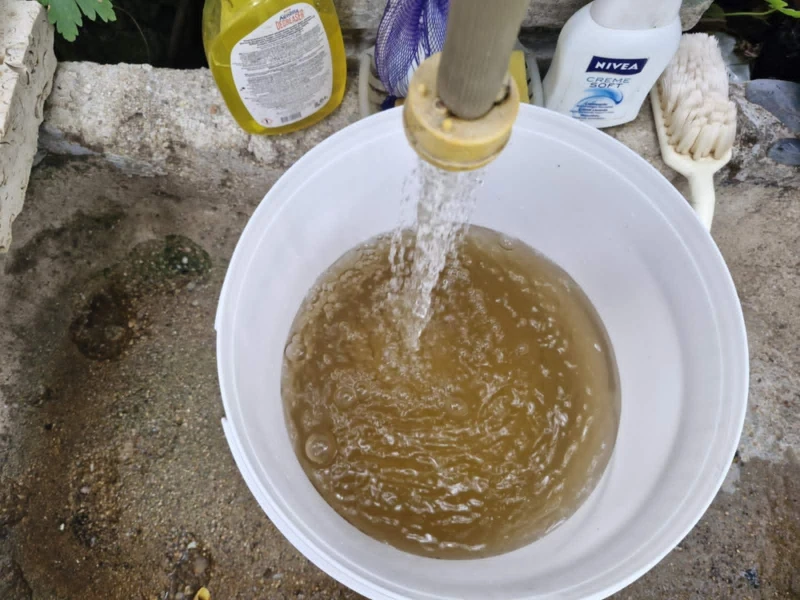 В китно пловдивско село тече ужасно мръсна вода