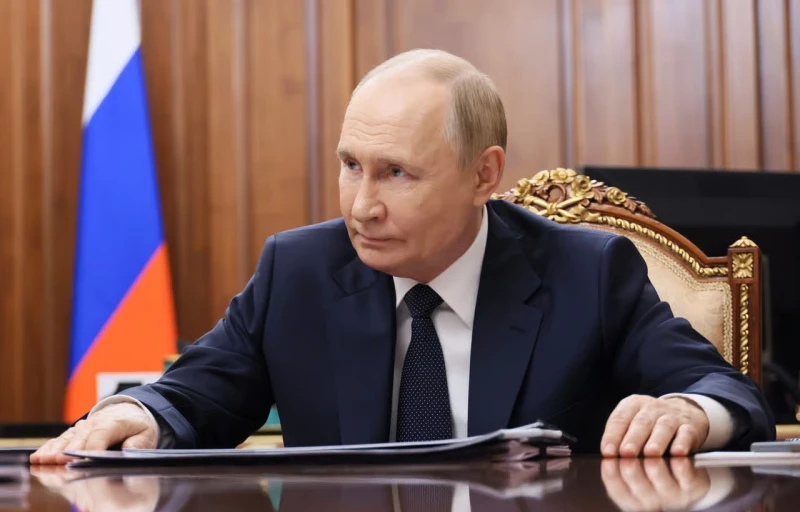 Politico: Путин се опитва да спечели време за срещата със Зеленски