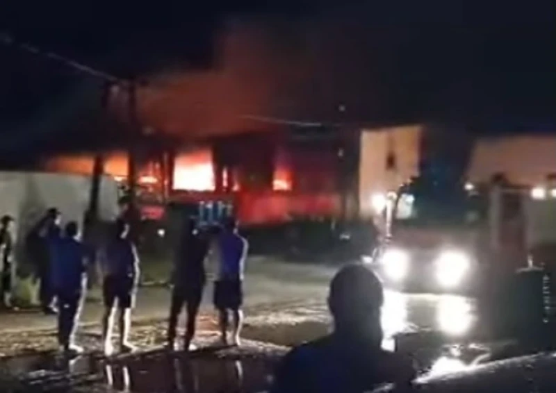 Голям пожар във фабрика в Македония