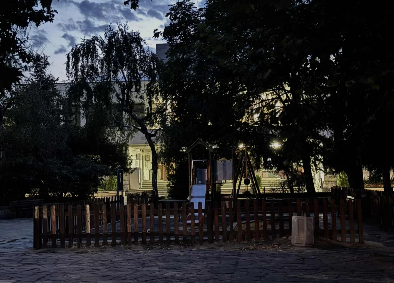 Детска площадка тъне в мрак, а е на метри от областната управа