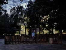 Детска площадка тъне в мрак, а е на метри от областната управа