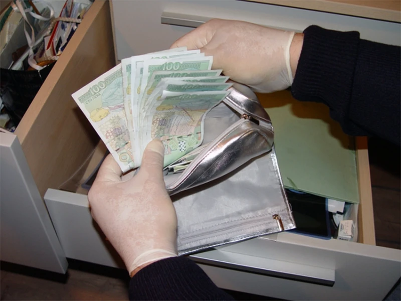 Разследват мъж в Русе за кражба на пари от жилище, което посещавал за рехабилитационни процедури
