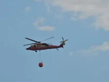 Хеликоптер се включи в доизгасяването на пожара в Пирин