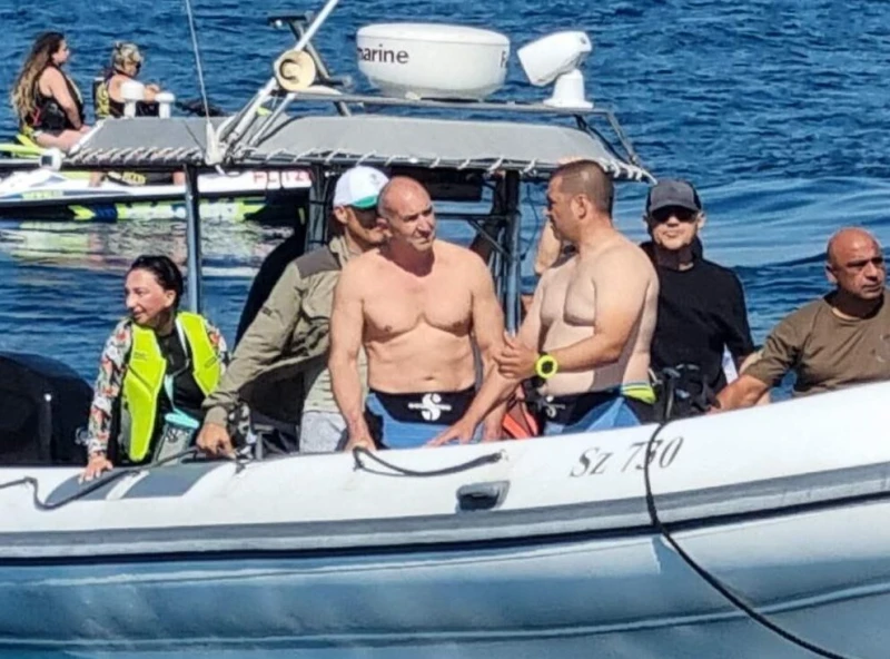 Президентът сред първите, гмурнали се до потопения кораб "Чавдар"