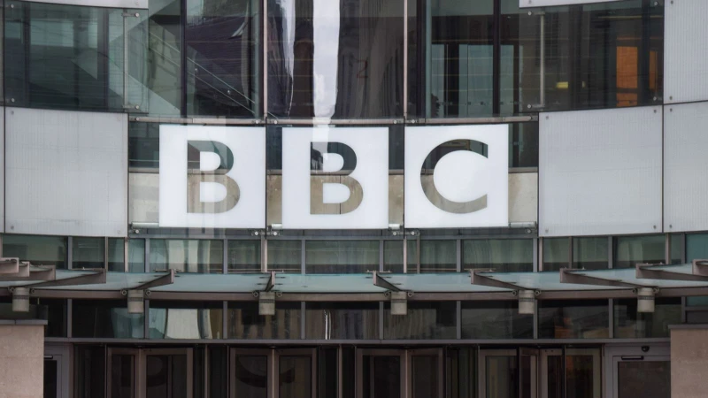 Водещ на BBC е обвинен в две изнасилвания